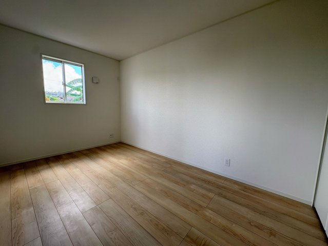 クレイドルガーデン糸満市宇江城 第2・3号棟の洋室|二面採光の２階主寝室7.2帖