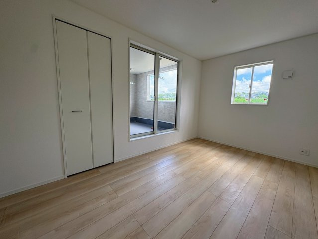 クレイドルガーデン糸満市宇江城 第2・3号棟の洋室|二面採光の２階主寝室7.2帖・バルコニー出入口＆クローゼット収納×２