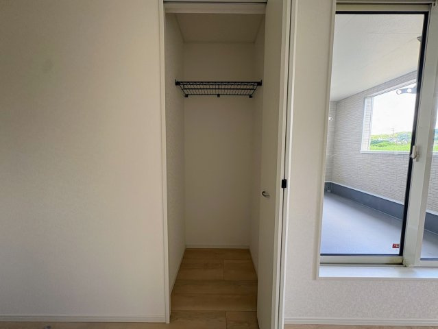 クレイドルガーデン糸満市宇江城 第2・3号棟の収納|２階主寝室7.2帖に設置されたクローゼット収納