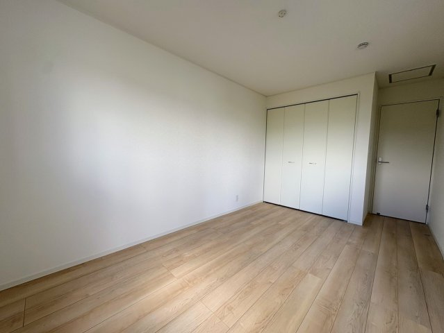 クレイドルガーデン糸満市宇江城 第2・3号棟の洋室|２階主寝室7.2帖・大容量のクローゼット収納付き