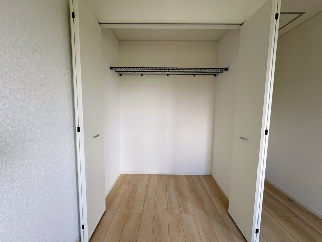 クレイドルガーデン糸満市宇江城 第2・3号棟の収納|２階主寝室7.2帖に設置された大容量のクローゼット収納