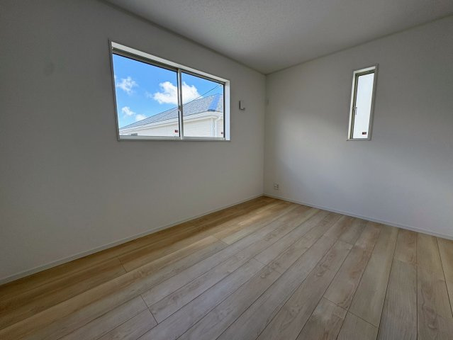 クレイドルガーデン糸満市宇江城 第2・3号棟の洋室|二面採光の２階洋室６帖