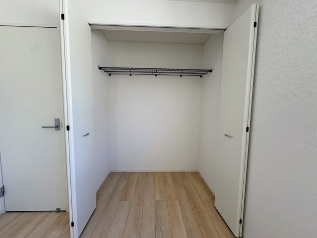 クレイドルガーデン糸満市宇江城 第2・3号棟の収納|２階洋室６帖に設置されたクローゼット収納