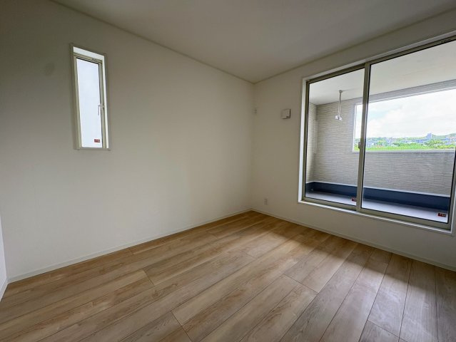 クレイドルガーデン糸満市宇江城 第2・3号棟の洋室|二面採光の２階洋室5.7帖・バルコニー出入口付き