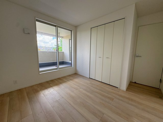 クレイドルガーデン糸満市宇江城 第2・3号棟の洋室|二面採光の２階洋室5.7帖・バルコニー出入口＆クローゼット収納付き