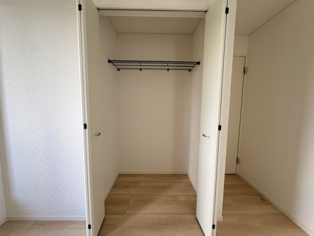 クレイドルガーデン糸満市宇江城 第2・3号棟の収納|２階洋室5.7帖に設置されたクローゼット収納