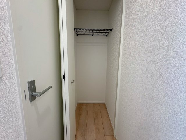 クレイドルガーデン糸満市宇江城 第2・3号棟の収納|２階廊下に設置された便利なクローゼット収納