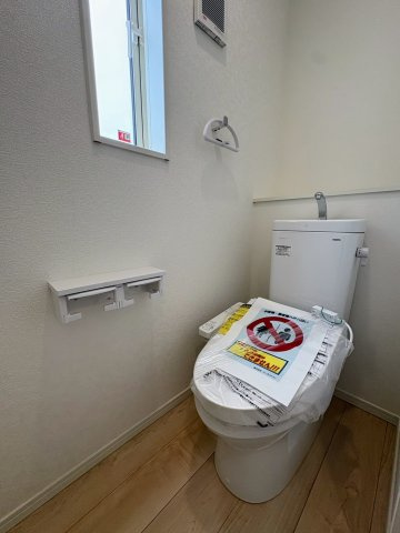 クレイドルガーデン糸満市宇江城 第2・3号棟のトイレ|２階トイレ・換気窓＆収納棚付き／温水洗浄便座