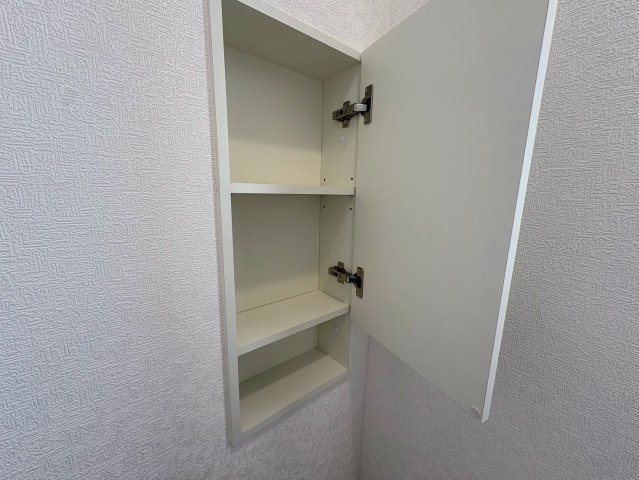 クレイドルガーデン糸満市宇江城 第2・3号棟のトイレ|２階トイレに設置された便利な収納棚