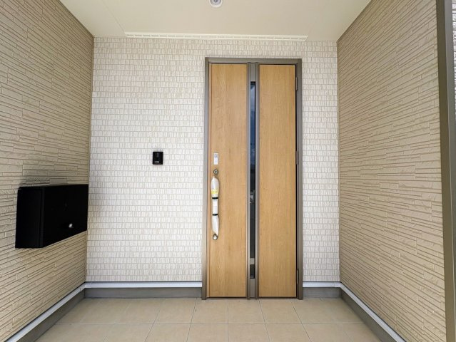 クレイドルガーデン糸満市宇江城 第2・3号棟の玄関|屋根付きで置配スペースも確保できる玄関ポーチ／人感センサー＆防犯カメラ＆TVモニター付きインターフォン設置