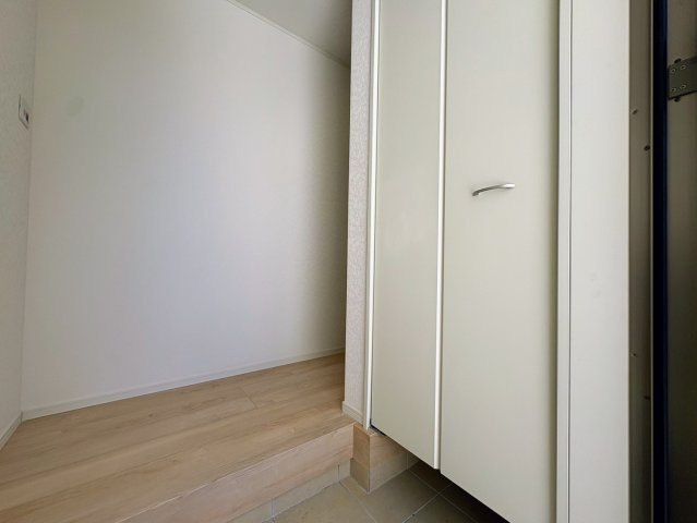 クレイドルガーデン糸満市宇江城 第2・3号棟の収納|可動式棚付きで大容量の天井高シューズクローゼット