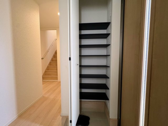 クレイドルガーデン糸満市宇江城 第2・3号棟の収納|可動式棚付きで大容量の天井高シューズクローゼット