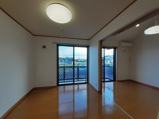 サンハイツ早野新田の居間・リビング