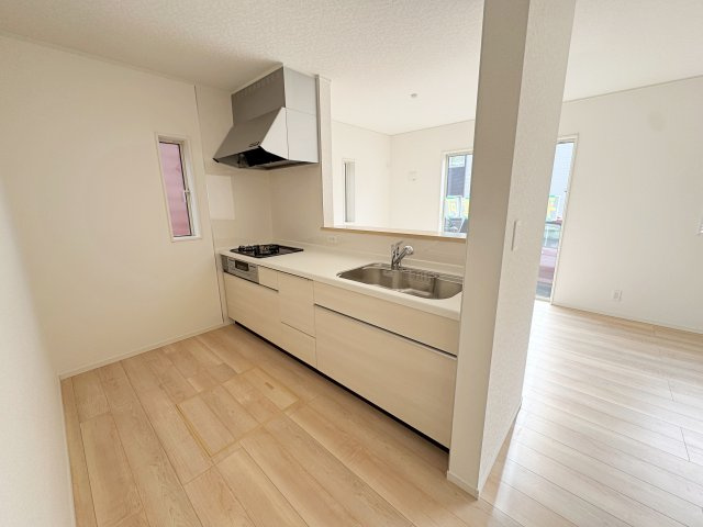 新築戸建・建売　郡山市田村町金屋字上川原　CRADLE GARDEN　全4棟のキッチン|カウンター越しに会話が弾む、家族とのつながりを感じられる対面キッチンです！