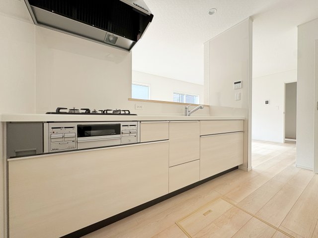 新築戸建・建売　郡山市田村町金屋字上川原　CRADLE GARDEN　全4棟のキッチン|3口コンロなのでご飯を作りながらお弁当のおかずも作れて便利！