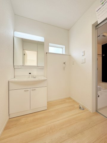 新築戸建・建売　郡山市田村町金屋字上川原　CRADLE GARDEN　全4棟の独立洗面台|三面鏡タイプの独立洗面台で、身だしなみチェックも収納力も◎洗面まわりもすっきり清潔に保てます！