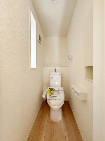 新築戸建・建売　郡山市田村町金屋字上川原　CRADLE GARDEN　全4棟のトイレ|小窓付きで自然光が入る明るくて爽やかなトイレ空間です！