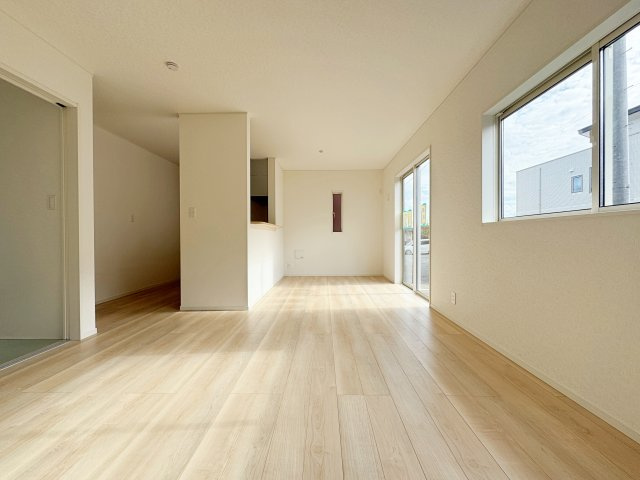 新築戸建・建売　郡山市田村町金屋字上川原　CRADLE GARDEN　全4棟の居間・リビング|ホワイトを基調とした明るく開放的なLDKです！