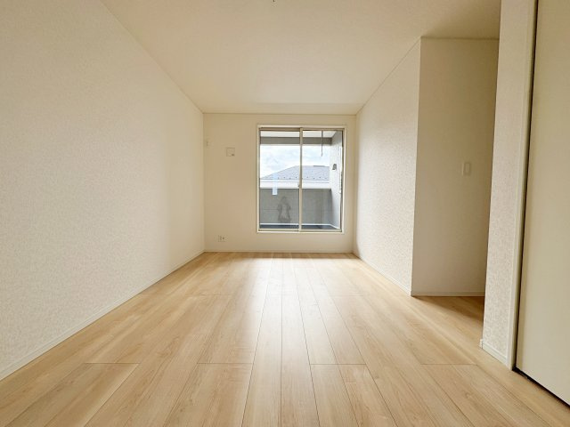 新築戸建・建売　郡山市田村町金屋字上川原　CRADLE GARDEN　全4棟の洋室|2面採光で明るい洋室です！ホワイト基調の爽やか空間からインナーバルコニーにも出られます♪