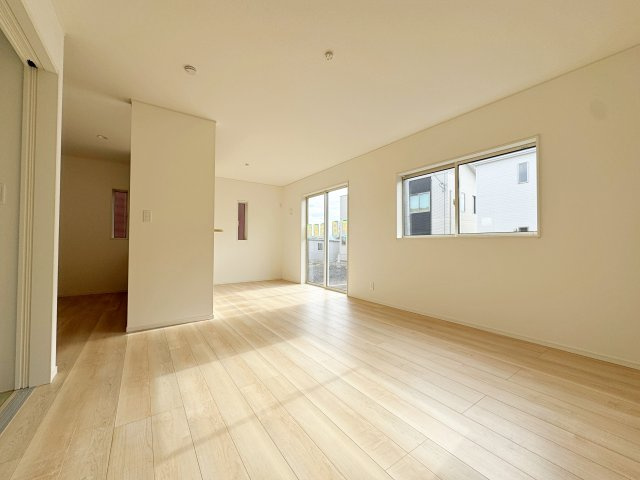 新築戸建・建売　郡山市田村町金屋字上川原　CRADLE GARDEN　全4棟の居間・リビング|ダイニングには大きな窓があり明るい陽射しが差し込む開放的で心地よい空間です！