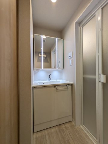 【独立洗面台】 | 身だしなみを整えやすい三面鏡付き洗面化粧台
