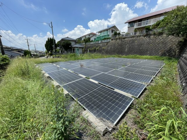 鹿児島市牟礼岡三丁目土地の外観|野立ての太陽光発電システムがございます。