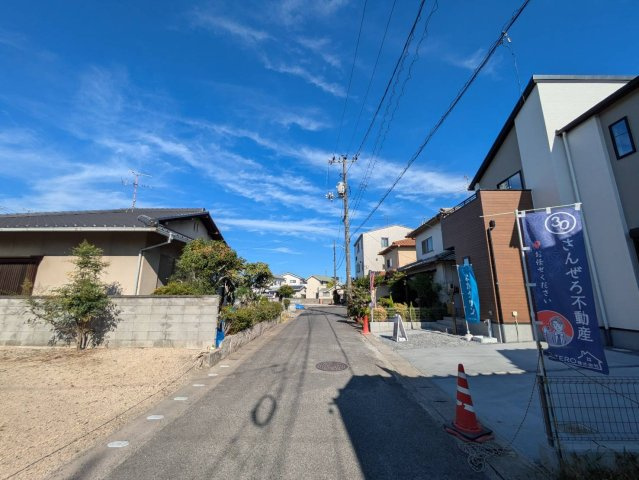 岡山市南区福富中2丁目 1期の前面道路含む現地写真|◆北東側前面道路の幅員は約4.4ｍです。