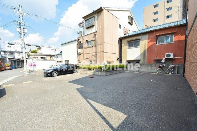 アンプルールクラージュエトッフの駐車場