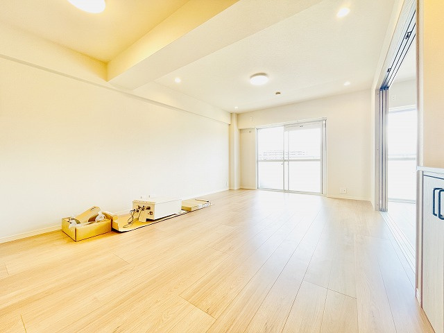 【居間・リビング】 | 日商岩井福陵マンション | 白と薄い木目を基調としたリビングで温かみのあるリビングになってます！