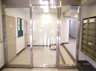 【その他共用部分】 | タイル調のエントランス内となります。