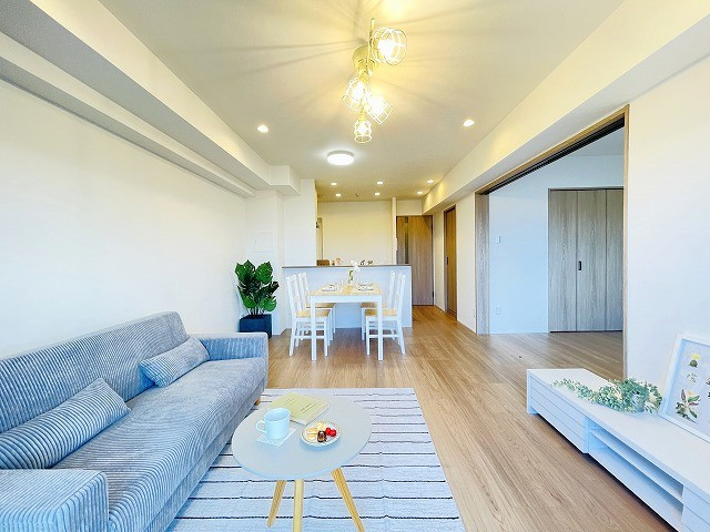 【居間・リビング】 | コアマンション和白東パセオ | ＬＤＫ＋隣の洋室を開放すればご家族みんながゆったりくつろげる広々リビングへ