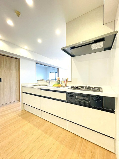 【キッチン】 | コアマンション和白東パセオ | 対面キッチンはリビングが見渡せて家族とコミュニケーションを取りやすいこともメリットです。