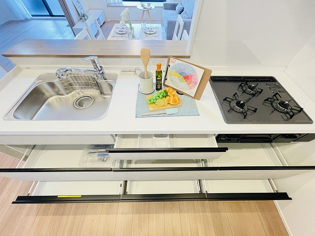 【キッチン】 | コアマンション和白東パセオ | キッチンは引き出し式収納で大きなお鍋や調味料も楽々取り出せます！