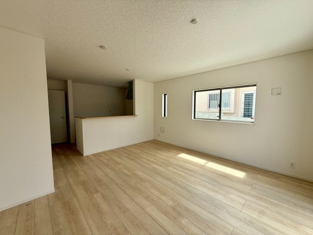 クレイドルガーデン糸満市宇江城 第2・4号棟の洋室|二面採光で明るく広々としたLDK16.7帖