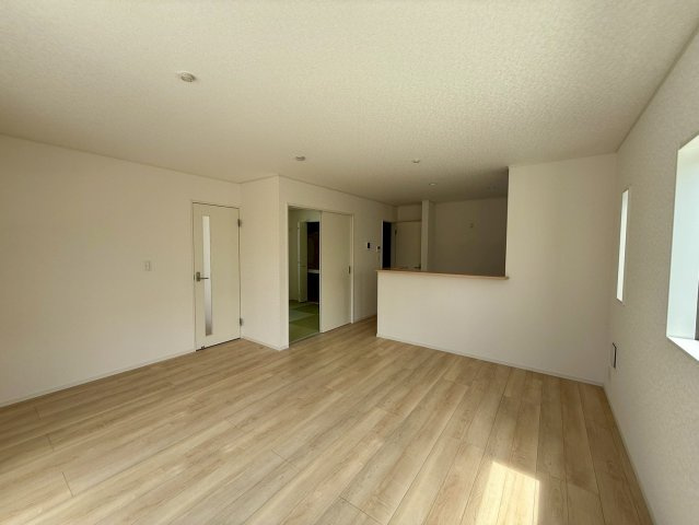 クレイドルガーデン糸満市宇江城 第2・4号棟のその他|二面採光で明るく広々としたLDK16.7帖+洋風和室4.5帖