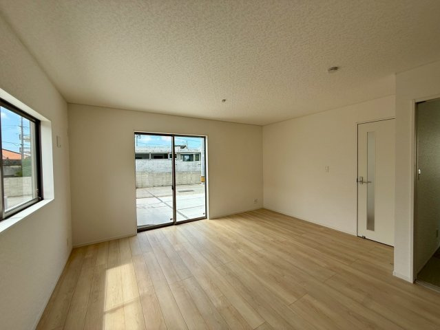 クレイドルガーデン糸満市宇江城 第2・4号棟のその他|二面採光で明るく広々としたLDK16.7帖+洋風和室4.5帖