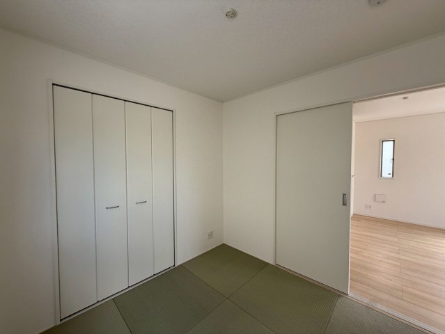 クレイドルガーデン糸満市宇江城 第2・4号棟の和室|リビングに隣接する洋風和室4.5帖・押入れ収納付き