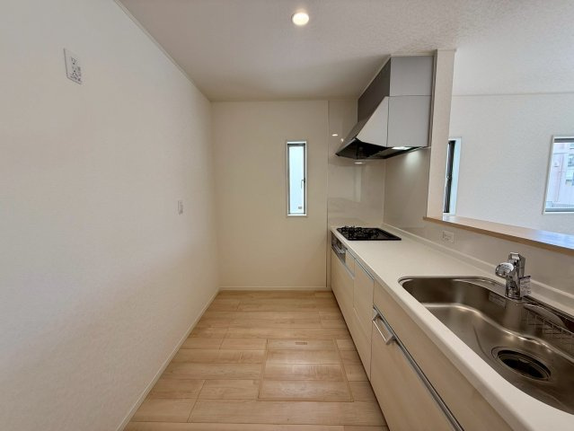 クレイドルガーデン糸満市宇江城 第2・4号棟のキッチン|会話の弾む対面式のシステムキッチン・換気窓＆床下収納付き