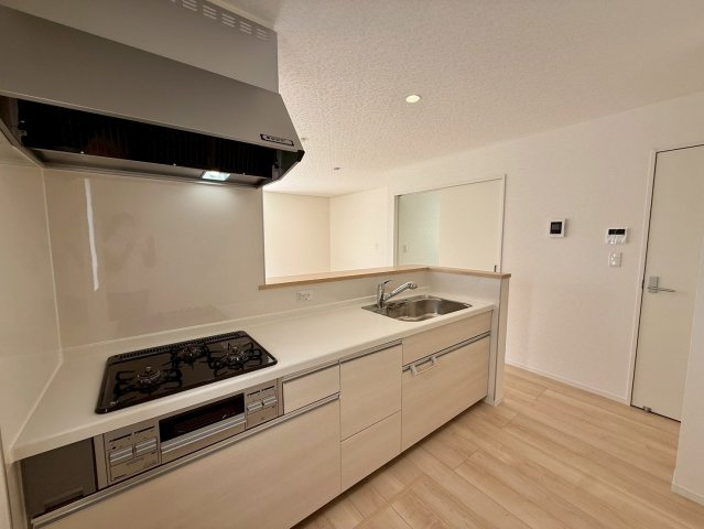 クレイドルガーデン糸満市宇江城 第2・4号棟のキッチン|奥行があり家事がしやすい対面式のシステムキッチン