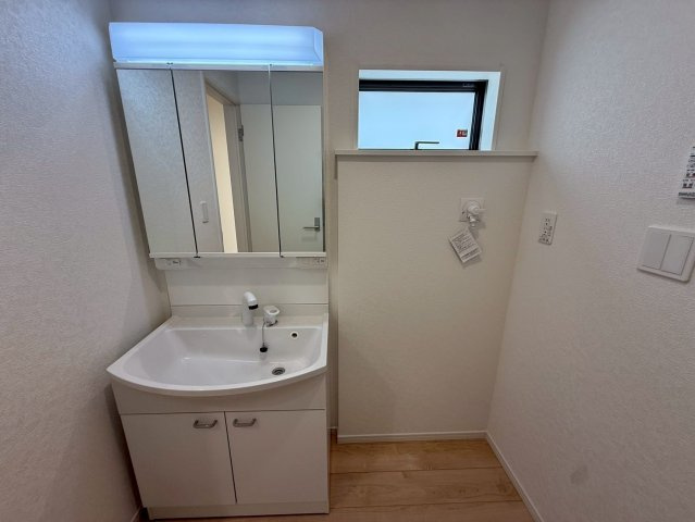 クレイドルガーデン糸満市宇江城 第2・4号棟の独立洗面台|シャワー付き洗面化粧台＆洗濯機置場／換気窓付き