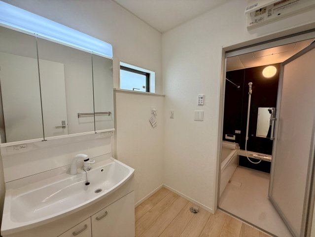 クレイドルガーデン糸満市宇江城 第2・4号棟の独立洗面台|洗面室から浴室への動線