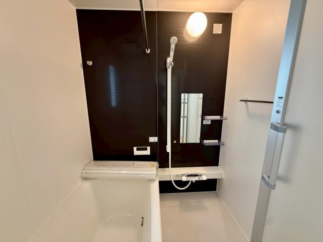 クレイドルガーデン糸満市宇江城 第2・4号棟の浴室|浴室乾燥機付きユニットバス／鏡＆物干し竿付き