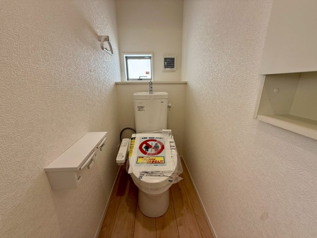 クレイドルガーデン糸満市宇江城 第2・4号棟のその他|１階トイレ・換気窓＆収納棚付き／温水洗浄便座