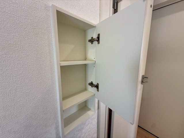 クレイドルガーデン糸満市宇江城 第2・4号棟のその他|１階トイレに設置された便利な収納棚