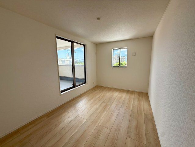 クレイドルガーデン糸満市宇江城 第2・4号棟の洋室|二面採光の主寝室7.7帖・バルコニー出入口付き