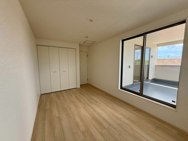 クレイドルガーデン糸満市宇江城 第2・4号棟の洋室|二面採光の主寝室7.7帖・バルコニー出入口＆クローゼット収納付き