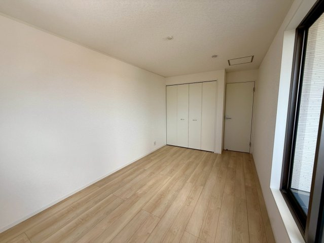 クレイドルガーデン糸満市宇江城 第2・4号棟の洋室|二面採光の主寝室7.7帖・バルコニー出入口＆クローゼット収納付き