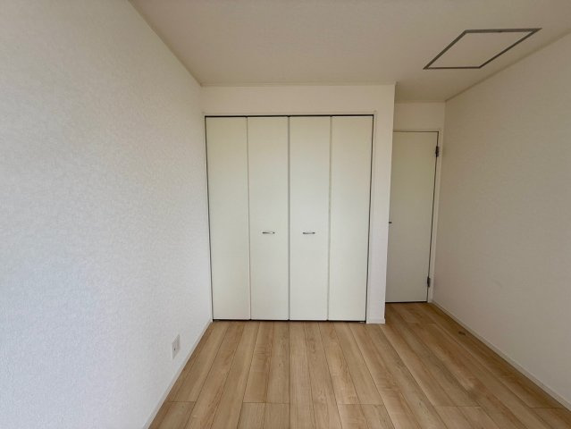 クレイドルガーデン糸満市宇江城 第2・4号棟の収納|主寝室7.7帖に設置されたクローゼット収納