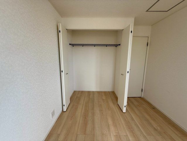 クレイドルガーデン糸満市宇江城 第2・4号棟の収納|主寝室7.7帖に設置されたクローゼット収納