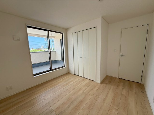 クレイドルガーデン糸満市宇江城 第2・4号棟の洋室|二面採光の洋室６帖①バルコニー出入口＆クローゼット収納付き